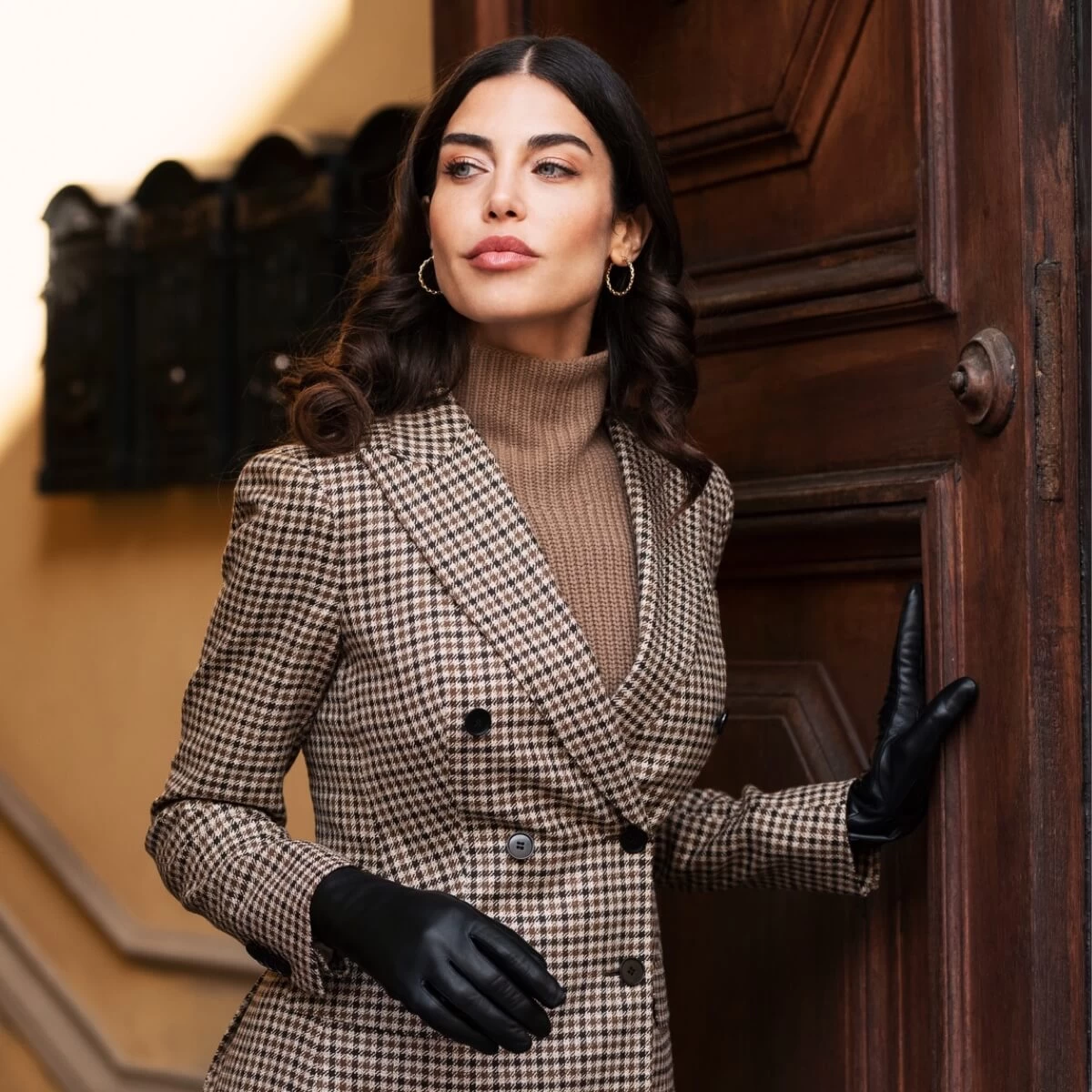 Bella (black) - Italian Lambskin Leather Gloves With Lambswool Lining & Touchscreen Feature 6 Bella (black) - Italian Lambskin Leather Gloves With Lambswool Lining & Touchscreen Feature - Image 6