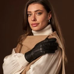 Donatella (black) – Luxurious Italian Peccary Leather Gloves With Cashmere Lining -Fratelli Orsini Shop Donatella 3